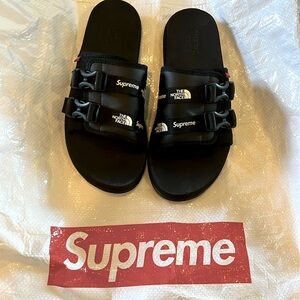 SUPREME THE NORTH FACE black slides size 9 men’s with tags, box & supreme bag